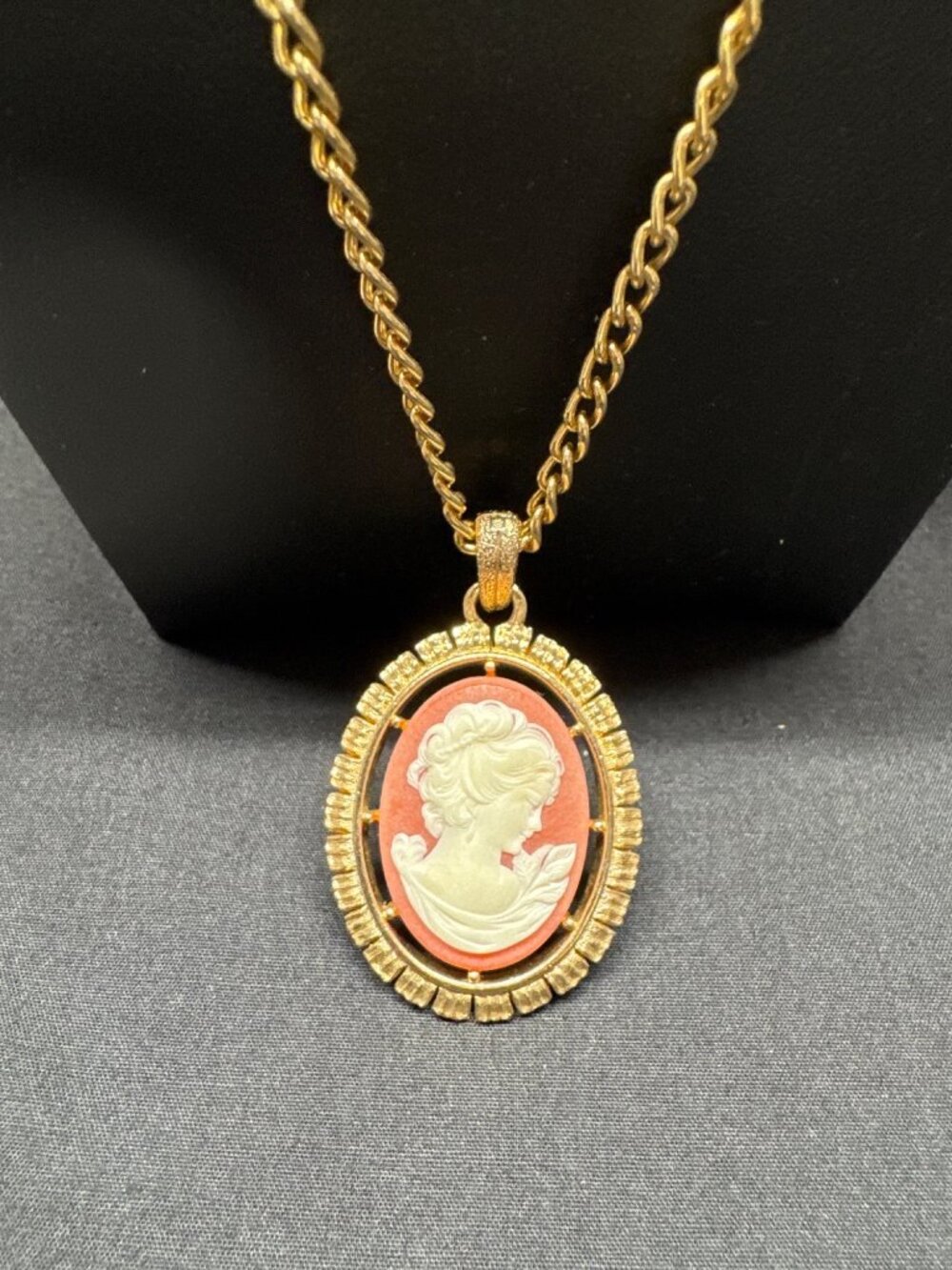 Vintage 1970s Avon Reversible Cameo Pendant Necklace With Ornate Gold-Tone Fleur